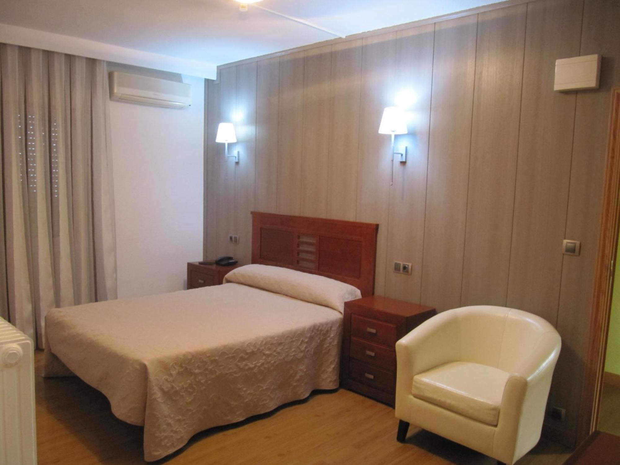 Hotel Corona De Castilla Villares de la Reina Εξωτερικό φωτογραφία
