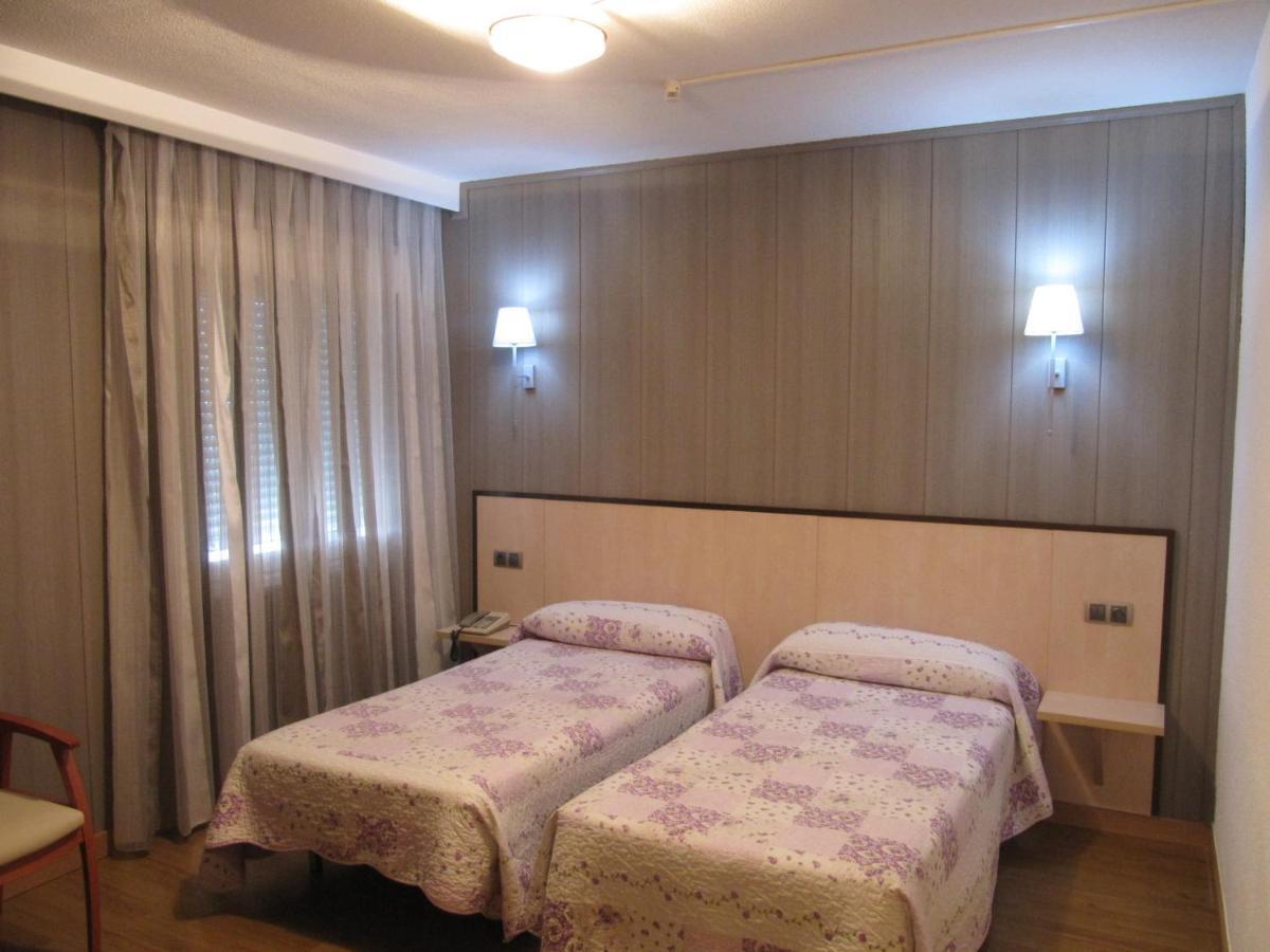 Hotel Corona De Castilla Villares de la Reina Εξωτερικό φωτογραφία
